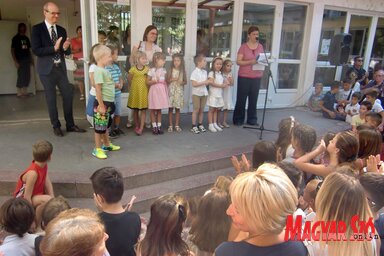 A Petőfi Sándor Általános Iskola I/7 osztályába járó kisdiákok az ünnepi fogadáson (Szeli Balázs felvétele)