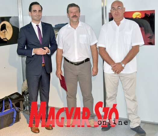 Nemanja Đorđević, dr. Lengyel László és Gergely József a kiállítás megnyitóján a teherautóban (Gergely Árpád felvétele)