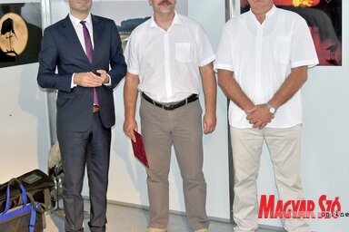 Nemanja Đorđević, dr. Lengyel László és Gergely József a kiállítás megnyitóján a teherautóban (Gergely Árpád felvétele)