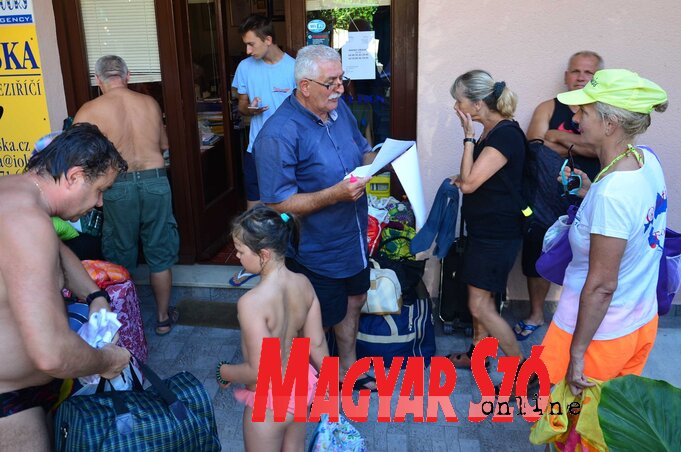 Peca fogadja a látogatókat, hátul Mihajlo várja az utasításait (Dávid Csilla felvétele) Peca fogadja a látogatókat, hátul Mihajlo várja az utasításait (Dávid Csilla felvétele)