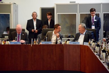 Charles Flanagan ír külügy- és kereskedelmi miniszter, Szijjártó Péter és Nikosz Kociasz görög külügyminiszter az EBESZ informális külügyminiszteri tanácskozásának tegnapi első munkaülésén (Fotó: MTI)