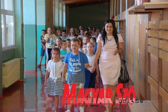 Matarugin Elvira tanítónő és a 19 magyar tagozatos elsős Matarugin Elvira tanítónő és a 19 magyar tagozatos elsős