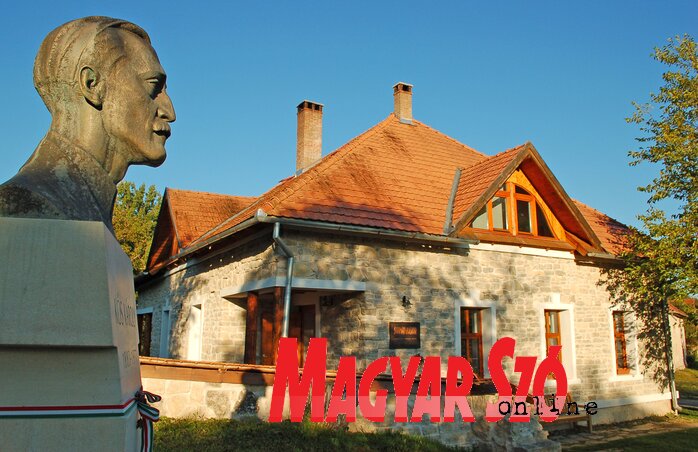 6. Kós Károly szobra a Somvirág Közösségi Ház előtt 6. Kós Károly szobra a Somvirág Közösségi Ház előtt