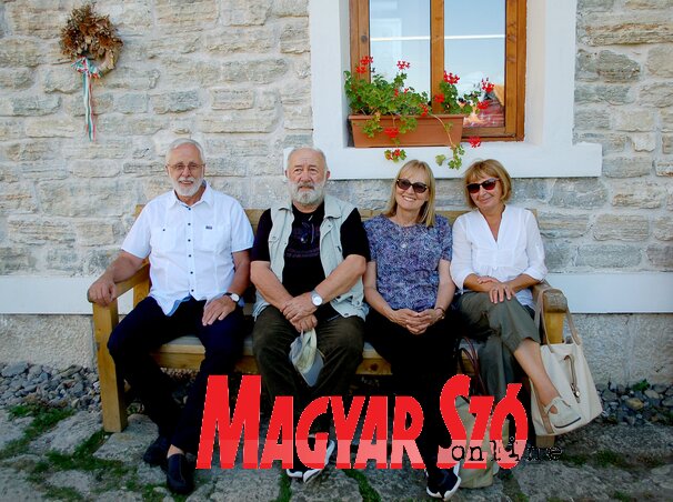 7. Kós Béla, a nagy előd unokája (bal oldalról első) az idei filmszemle vendégeivel 7. Kós Béla, a nagy előd unokája (bal oldalról első) az idei filmszemle vendégeivel