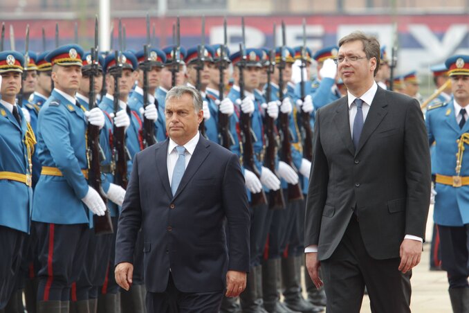 Aleksandar Vučić díszőrséggel és a két ország himnuszának felcsendülésével fogadta Orbán Viktort (Beta)