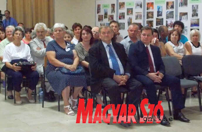 A rendezvényen részt vett Lezsák Sándor, a Magyar Országgyűlés alelnöke és dr. Babity János főkonzul is (Máriás Endre felvétele) A rendezvényen részt vett Lezsák Sándor, a Magyar Országgyűlés alelnöke és dr. Babity János főkonzul is (Máriás Endre felvétele)