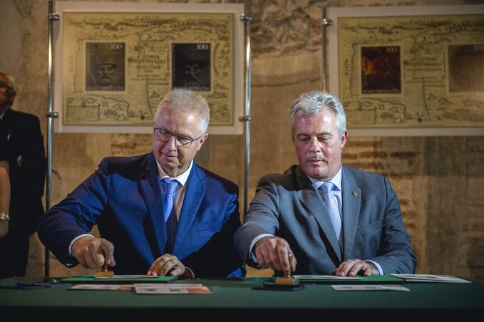 Trócsányi László miniszter és Majtényi Kálmán, a Magyar Posta Zrt. vezetőségi tagja bélyegez az évforduló alkalmából kibocsátott emlékérme és postabélyeg ünnepélyes bemutatásán (MTI)