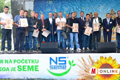 A kimagasló termelési eredményeket elért díjazott termelők (Dávid Csilla)