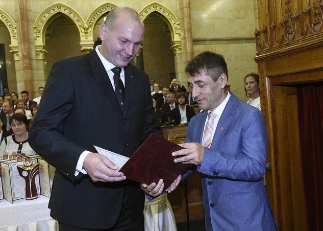Gergely Balázs, a Kincses Kolozsvár Egyesület elnöke átveszi a Magyar Termék Nagydíj pályázat Sajtókövete Nívódíját Potápi Árpád Jánostól (Fotó: MTI)
