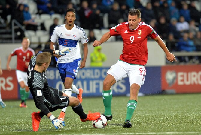 Szalai Ádám, valamint a feröeri Gunnar Nielsen kapus és Sonni Ragnar Nattestad (fotó: MTI)