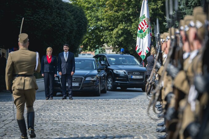 A magyar kormányfő katonai tiszteletadással fogadta a Szigetvárra érkező Kolinda Grabar-Kitarovićot (Fotó: MTI)