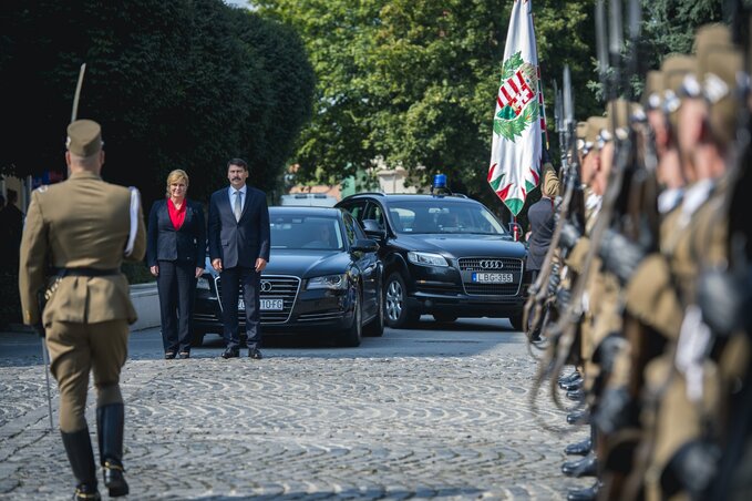 A magyar kormányfő katonai tiszteletadással fogadta a Szigetvárra érkező Kolinda Grabar-Kitarovićot (Fotó: MTI)