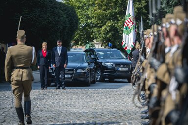 A magyar kormányfő katonai tiszteletadással fogadta a Szigetvárra érkező Kolinda Grabar-Kitarovićot (Fotó: MTI)