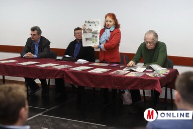 Varjú Márta főszerkesztő bemutatja napilapunkat (Fotó: Lakatos János)