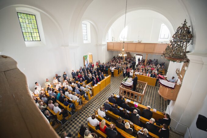 Hájek János lelkész beszédet mond a felújított templomban (Fotó: MTI)