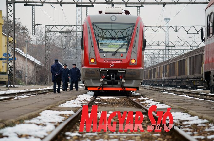A magyar és szerb vasúttársaság között létezik már egy megállapodás, megkezdődtek a szakmai előkészületek arra, hogy kétvágányú, végig villamosított pályát alakítsanak ki, amelyen a vonatok óránkénti 160 kilométeres sebességgel tudnak haladni (Fotó: Molnár Edvárd) A magyar és szerb vasúttársaság között létezik már egy megállapodás, megkezdődtek a szakmai előkészületek arra, hogy kétvágányú, végig villamosított pályát alakítsanak ki, amelyen a vonatok óránkénti 160 kilométeres sebességgel tudnak haladni (Fotó: Molnár Edvárd)