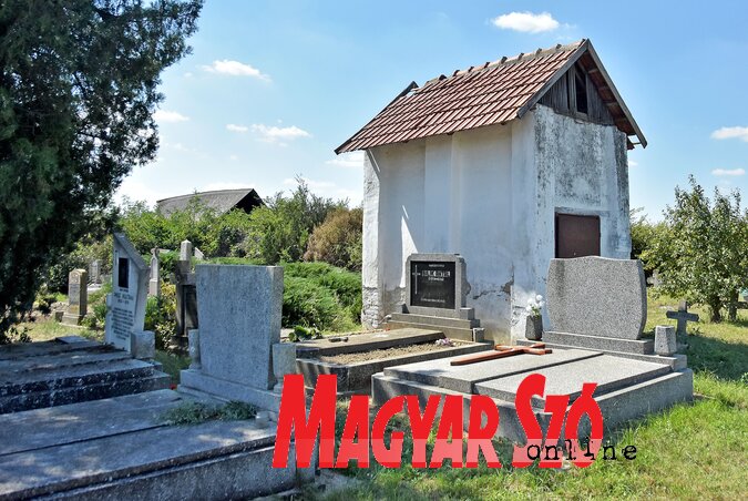 A temetőben a harangot és egyéb kegytárgyakat őrző épületet is renoválni kellene (Gergely Árpád felvétele)