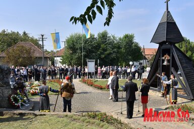 A zentai csata Tisza partján álló emlékműnél szervezett koszorúzási ünnepségen résztvevő községi tevékeny pártok és politikai szervezetek, a közintézmények, az MNT, a tartományi kormány, valamint a  testvértelepülések képviselői (Gergely Árpád)