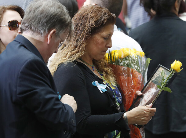Sokan a terrortámadásban elhunyt hozzátartózójuk fényképével érkeztek a New York-i megemlékezésre (Beta/AP)