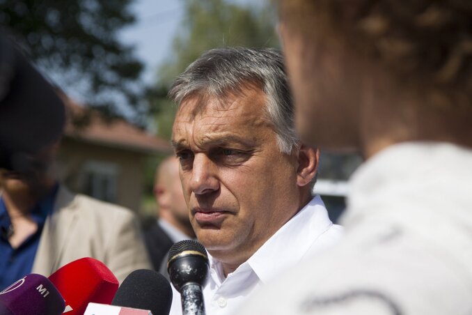 Orbán Viktor nyilatkozik a sajtónak