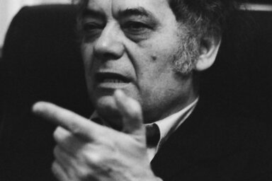 Csoóri Sándorról 1991 márciusában Újvidéken, Hornyik Miklós lakásán készítette e portrét Dormán László fotóművész