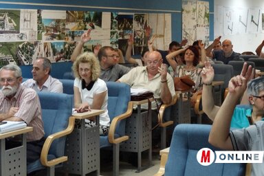 Szavaznak a temerini képviselők (Góbor Béla felvétele)