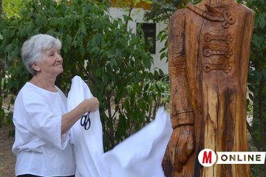 Kollár Ilona leleplezi a szobrot (Lakatos János felvétele)