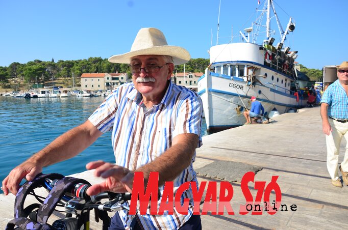 Peca, a becenevét viselő turistairoda gazdája, aki vendéglátónk volt kilenc napig, minden reggel kimotorozik a kikötőbe (Dávid Csilla felvétele) Peca, a becenevét viselő turistairoda gazdája, aki vendéglátónk volt kilenc napig, minden reggel kimotorozik a kikötőbe (Dávid Csilla felvétele)