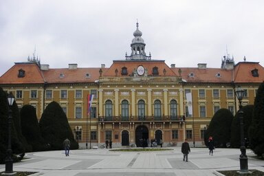 A megyeháza előtt kívánnak tiltakozni (Fotó: Fekete J. József)