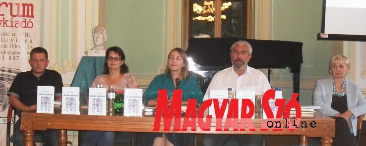 Virág Gábor, Hicsik Dóra, Gazsó Hargita, Dragan Rokvić és Lovas Ildikó (Fotó: Lukács Melinda) Virág Gábor, Hicsik Dóra, Gazsó Hargita, Dragan Rokvić és Lovas Ildikó (Fotó: Lukács Melinda)