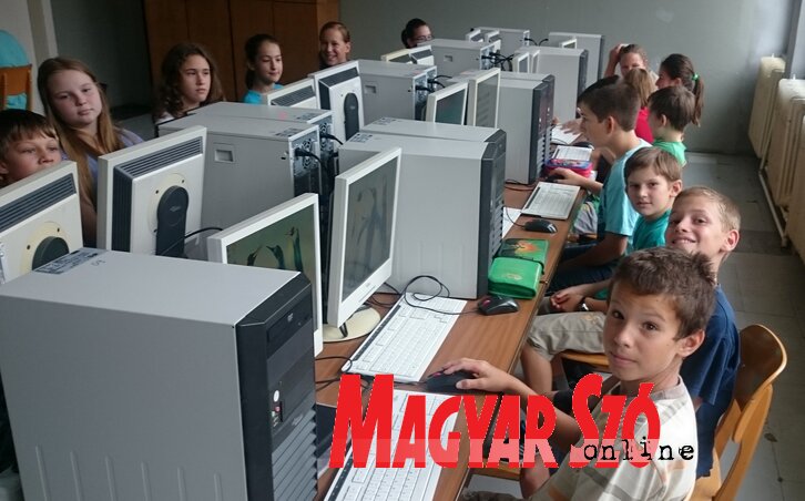 A diákok nagyon megörültek a számítógépeknek (Csincsik Zsolt felvétele) A diákok nagyon megörültek a számítógépeknek (Csincsik Zsolt felvétele)