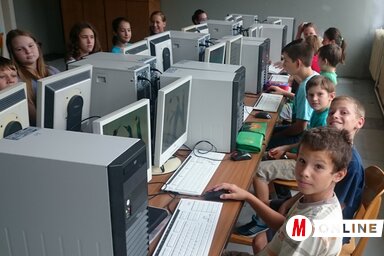 A diákok nagyon megörültek a számítógépeknek (Csincsik Zsolt felvétele)