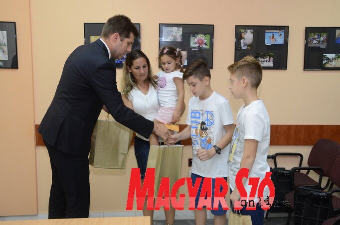 Dr. Szilágyi Péter átadja a támogatást Dr. Szilágyi Péter átadja a támogatást