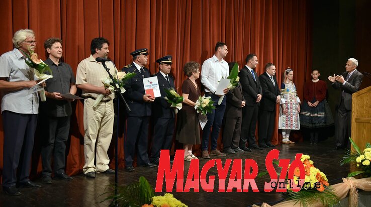 A díjazottak Topolya polgármestere, a kkt elnöke és annak helyettese társaságában (Ótos András felvétele)