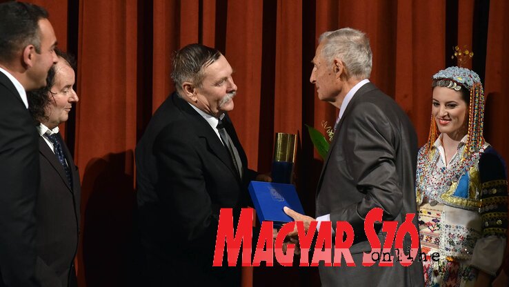 Dr. Námesztovszki Zoltán átveszi a Pro urbe-díjat (Ótos András felvétele) Dr. Námesztovszki Zoltán átveszi a Pro urbe-díjat (Ótos András felvétele)