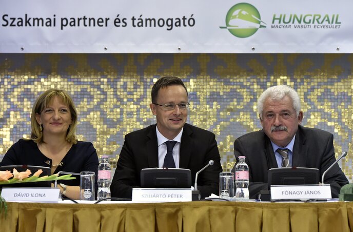 Szijjártó Péter (középen), Fónagy János és Dávid Ilona, a MÁV Zrt. elnök-vezérigazgatója a IX. Magyar Vasút konferencián a budapesti Aquaworld Resort szállodában (Fotó: MTI)