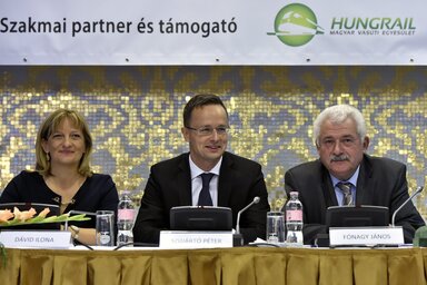 Szijjártó Péter (középen), Fónagy János és Dávid Ilona, a MÁV Zrt. elnök-vezérigazgatója a IX. Magyar Vasút konferencián a budapesti Aquaworld Resort szállodában (Fotó: MTI)