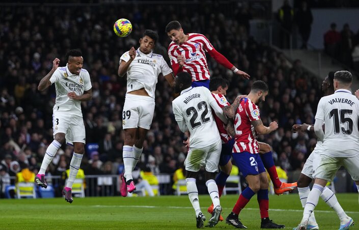 Giménez (középen) pompás fejes gólja pontot ért az emberhátrányban játszó Atléticónak (Fotó: Beta/AP) Giménez (középen) pompás fejes gólja pontot ért az emberhátrányban játszó Atléticónak (Fotó: Beta/AP)