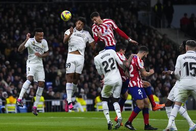 Giménez (középen) pompás fejes gólja pontot ért az emberhátrányban játszó Atléticónak (Fotó: Beta/AP)