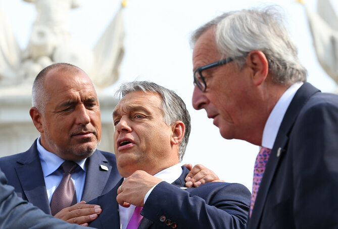 Bojko Boriszov bolgár-, Orbán Viktor magyar kormányfő és Jean-Claude Juncker, EB-elnök a családi fényképezkedésre készülődve beszélget (Beta/AP)
