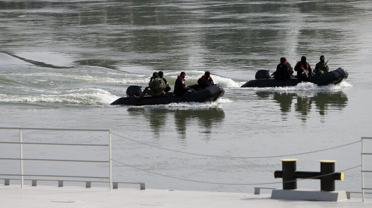 Biztonság mindenekelőtt. Kommandósok járőröznek a Dunán, az uniós képviselők találkozójának otthont adó Pozsonyi vár környékén (Beta/AP)