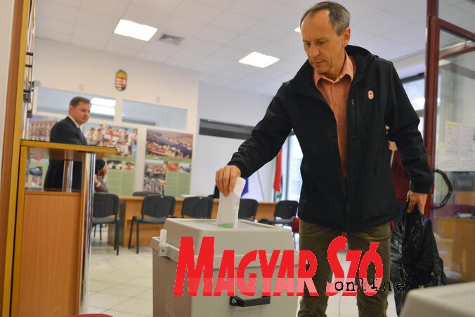 A levélszavazat leadása a szabadkai főkonzulátuson (Molnár Edvárd felvétele)