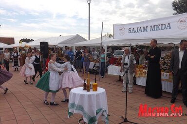 A mézkiállítás megnyitója (Szabó Anikó felvétele)
