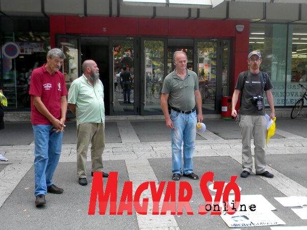 A szombati tiltakozás felszólalóinak egy része: Kopasz István, Đuro Vavroš, Dragan Pečurica és Vladimir Jovanović (Benedek Miklós felvétele) A szombati tiltakozás felszólalóinak egy része: Kopasz István, Đuro Vavroš, Dragan Pečurica és Vladimir Jovanović (Benedek Miklós felvétele)