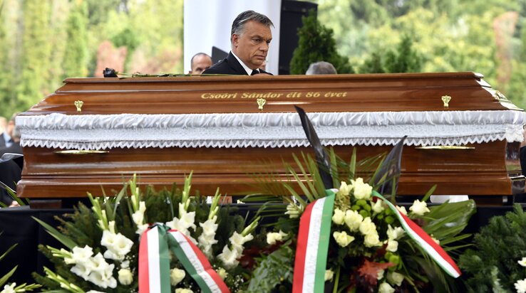 Orbán Viktor magyar miniszterelnök Csoóri Sándor ravatalánál Orbán Viktor magyar miniszterelnök Csoóri Sándor ravatalánál