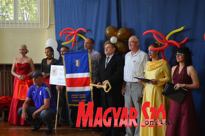 A Csáki Lajos iskola tornatermében Kislinder Gábor polgármester köszöntötte a felvonuló csoportok képviselőit, és átadta a város jelképes kulcsát a gyerekeknek