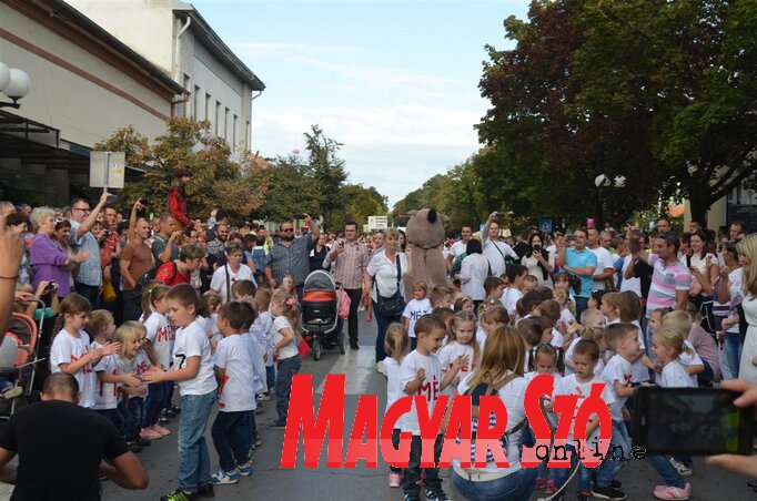 Az ovisok fellépését minden szülő, nagyszülő szerette volna megörökíteni Az ovisok fellépését minden szülő, nagyszülő szerette volna megörökíteni