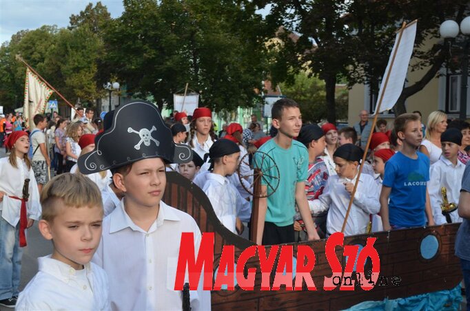 A Csáki Lajos iskola ötödikesei fellépésre várva A Csáki Lajos iskola ötödikesei fellépésre várva