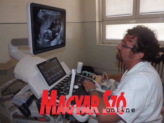 Dr. Cservenák Péter szülész-nőgyógyász szakorvos az új color doppler nőgyógyászati ultrahangkészülékkel való vizsgálat közben (Szabó Anikó felvétele)