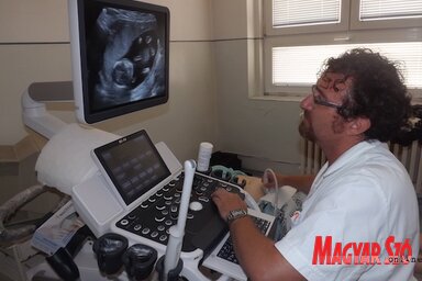 Dr. Cservenák Péter szülész-nőgyógyász szakorvos az új color doppler nőgyógyászati ultrahangkészülékkel való vizsgálat közben (Szabó Anikó felvétele)